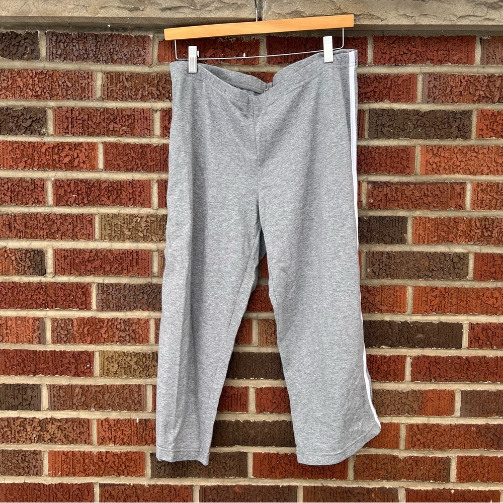 Rainbeau Marled Gray and White Stripe Mid Rise Capri Leggings